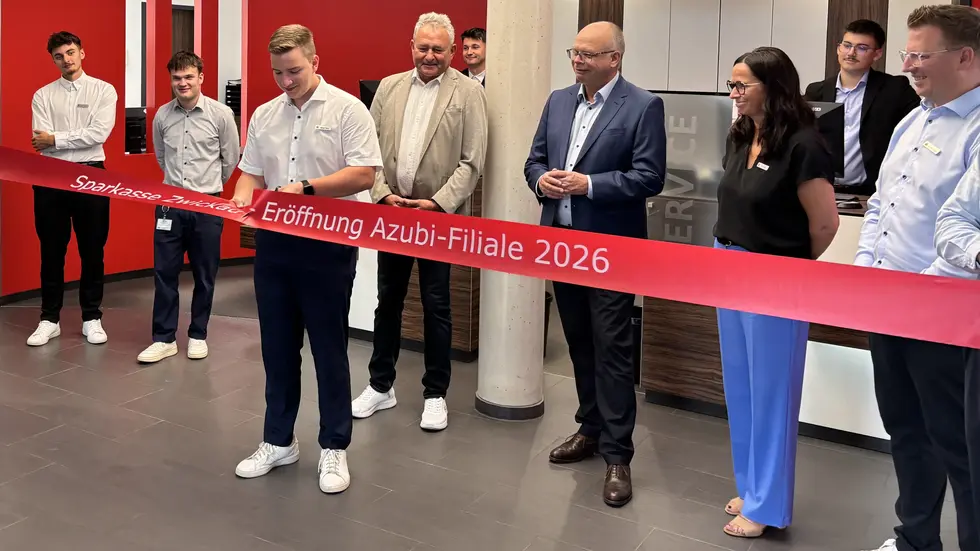 Banddurchschnitt durch den Geschäftsstellenleiter der Azubi-Filiale, Michael Heyne, im Beisein von Bürgermeister Michael Franke, Mitglied des Vorstandes, Ralf Uthe, Geschäftsstellenleiterin des BeratungsCenter Mülsen, Katrin Singer, Ausbildungsleiter Ronny Hüdel (v.l.n.r.) und weiteren Azubis
Banddurchschnitt durch den Geschäftsstellenleiter der Azubi-Filiale, Michael Heyne, im Beisein von Bürgermeister Michael Franke, Mitglied des Vorstandes, Ralf Uthe, Geschäftsstellenleiterin des BeratungsCenter Mülsen, Katrin Singer, Ausbildungsleiter Ronny Hüdel (v.l.n.r.) und weiteren Azubis