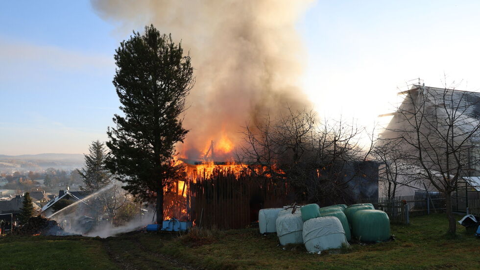 Eine Scheune stand am Freitagmorgen in Vollbrand. Eine Scheune stand am Freitagmorgen in Vollbrand.