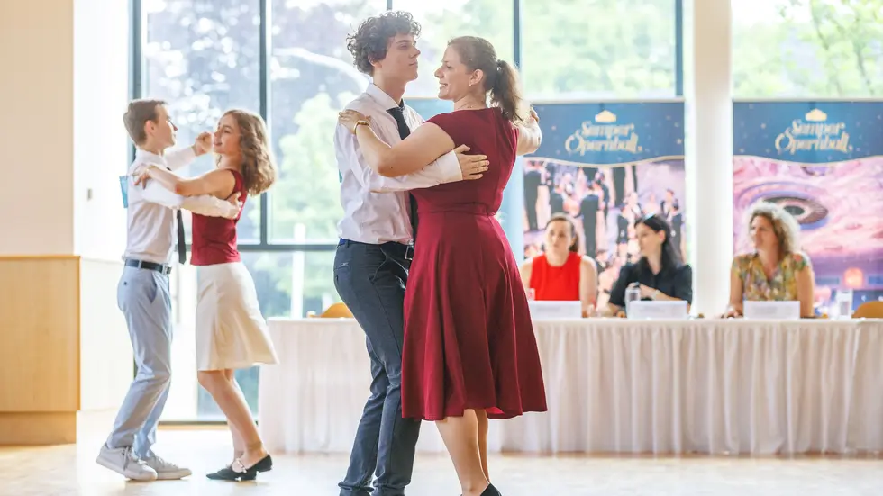 Beim großen Debütantencasting in der Tanzschule Lax wurden am Wochenende die ersten Debütantinnen und Debütanten für die kommende Ballsaison ausgewählt Beim großen Debütantencasting in der Tanzschule Lax wurden am Wochenende die ersten Debütantinnen und Debütanten für die kommende Ballsaison ausgewählt