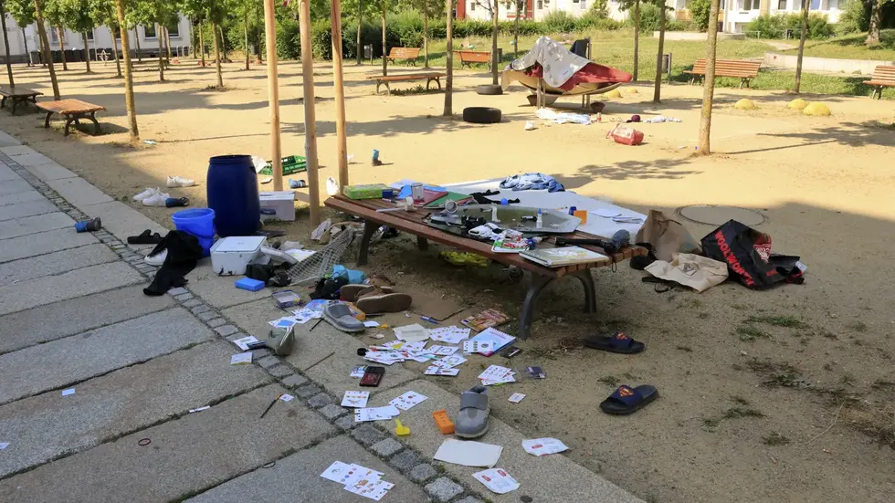 Auf dem Sonnenberg haben Unbekannte wieder einen großen Müllberg hinterlassen. Auch der Spielplatz an der Zietenstraße/Fürstenstraße wurde verschmutzt.