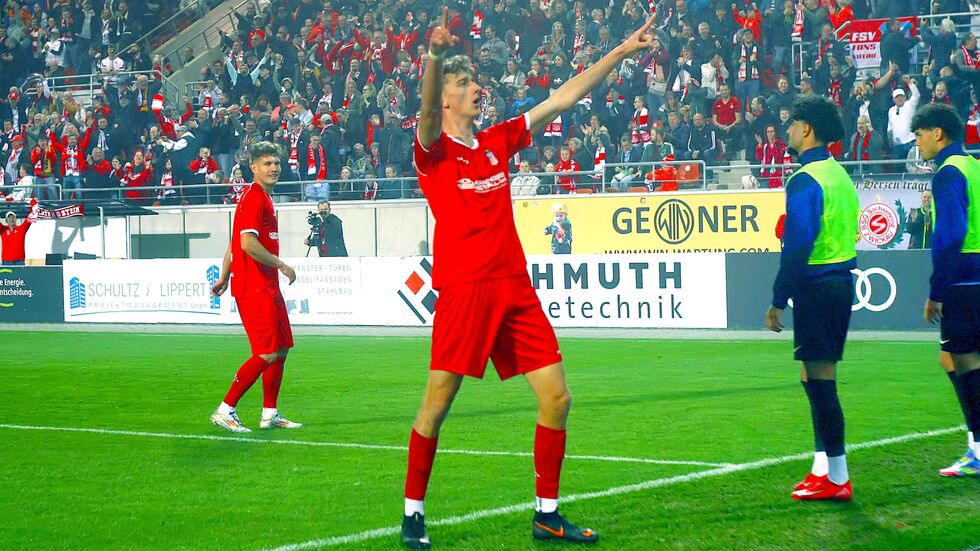 Lukas Eixler feiert seinen Treffer vor dem E5. Lukas Eixler feiert seinen Treffer vor dem E5.