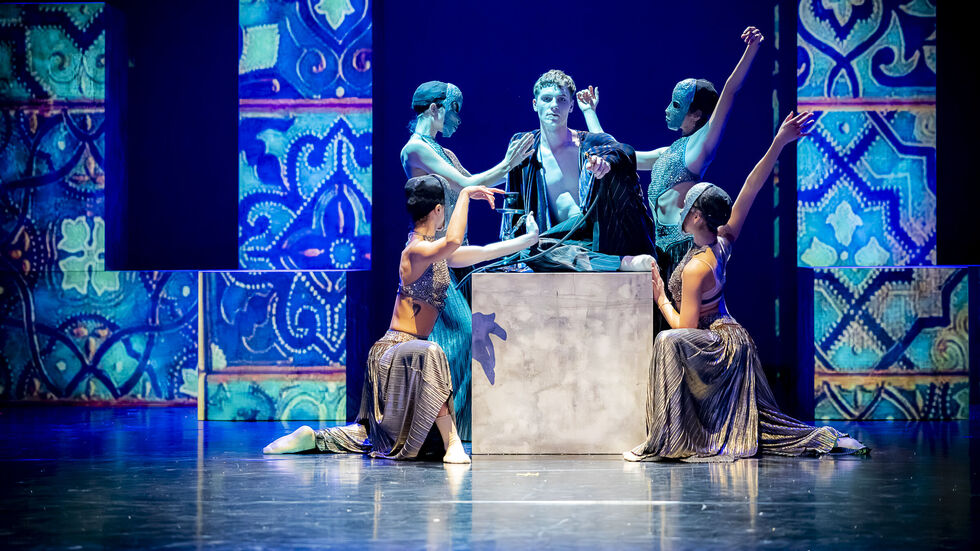 Der britische Tänzer Ryan Aptomos spielt eine der Hauptrollen des Protagonisten Peer Gynt. Der britische Tänzer Ryan Aptomos spielt eine der Hauptrollen des Protagonisten Peer Gynt.