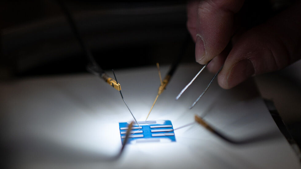 Forscher der TU Chemnitz haben eine neuartige Solarzelle erfunden, die unsere Abhängigkeit von China senken könnte.
Forscher der TU Chemnitz haben eine neuartige Solarzelle erfunden, die unsere Abhängigkeit von China senken könnte.