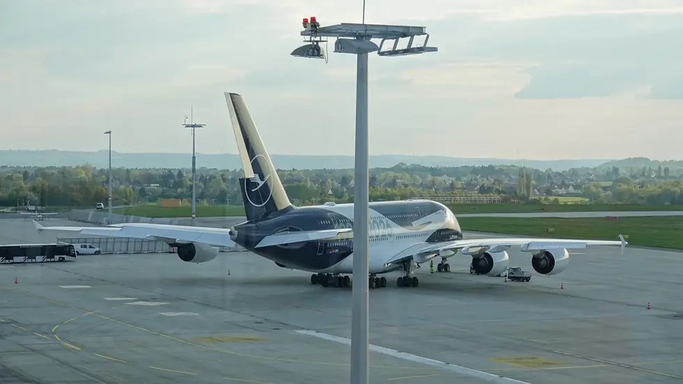 Pünktlich um 18:15 Uhr ist "Mike-Hotel" in Dresden gelandet