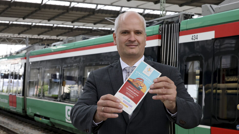 City-Bahn-Chef Friedbert Straube erklärt augenzwinkernd: „Wer will im grauen November schon ein Bahnfest feiern? Deshalb haben wir die Feier etwas vorgezogen und hoffen auf gutes Wetter.“