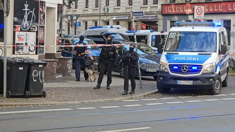 Schwer bewaffnete Einsatzkräfte am Dienstagabend an der Eisenbahnstraße.