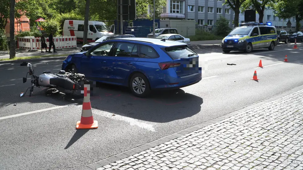 Der Biker wurde bei dem Crash schwer verletzt. Der Biker wurde bei dem Crash schwer verletzt.