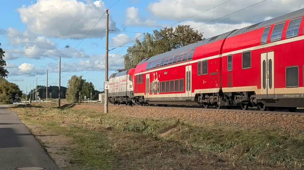 Die eingleisige Strecke zwischen Cottbus und Lübbenau ist ein Nadelöhr. Erst mit dem zweiten Gleis wird ein Halb-Stunden-Takt nach Berlin möglich.