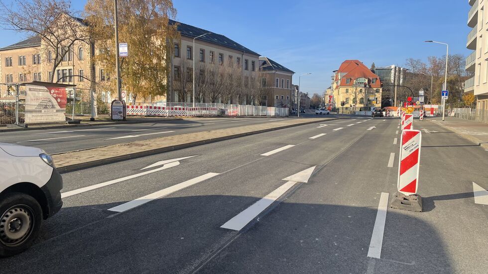 Heute Früh war die Humboldtstraße in diesem Abschnitt noch gesperrt, 14 Uhr rollte der Verkehr - irgendwann dazwischen muss sie freigegeben worden sein. Heute Früh war die Humboldtstraße in diesem Abschnitt noch gesperrt, 14 Uhr rollte der Verkehr - irgendwann dazwischen muss sie freigegeben worden sein.