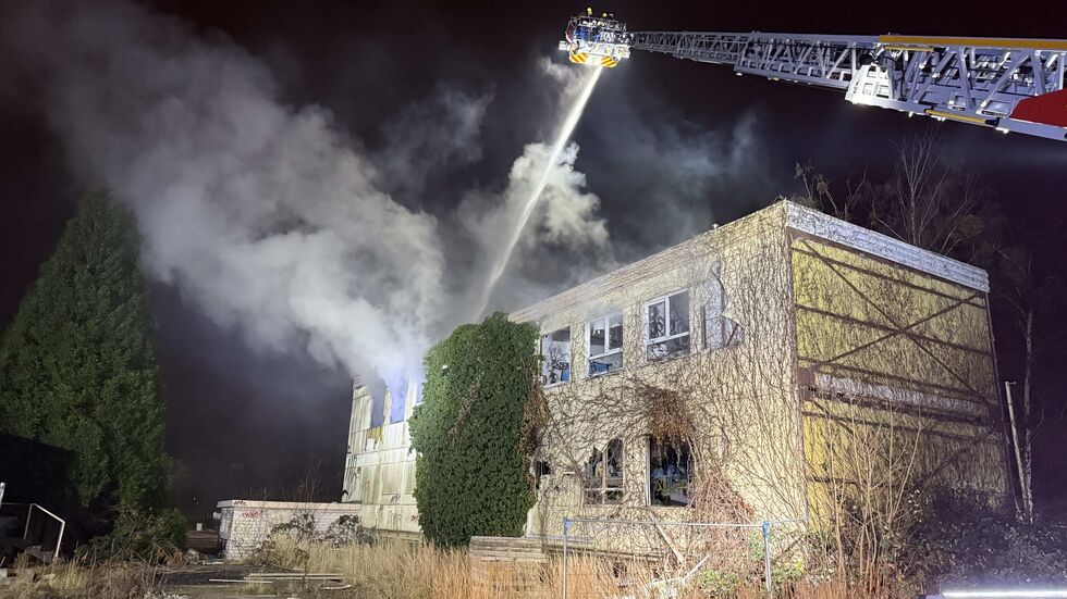 Das leerstehende Gebäude wurde von allen Seiten gelöscht.