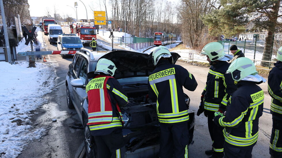 Die Feuerwehr sicherte die Unfallstelle, räumte Trümmerteile von den Schienen - und den Dacia. Nach einer halben Stunde war die Vollsperrung aufgehoben.