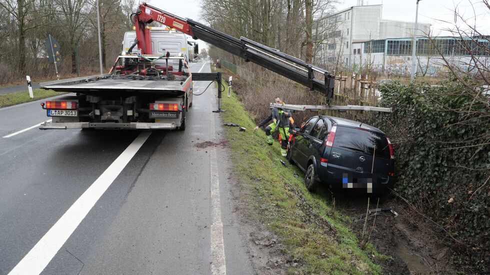 Später wurde das Auto mithilfe eines Autokrans geborgen.