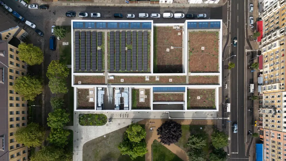 Blick von oben auf das Hallenbad - auf dem Dach befinden sich unter anderem eine Solaranlage und Insektenwiesen. Blick von oben auf das Hallenbad - auf dem Dach befinden sich unter anderem eine Solaranlage und Insektenwiesen.