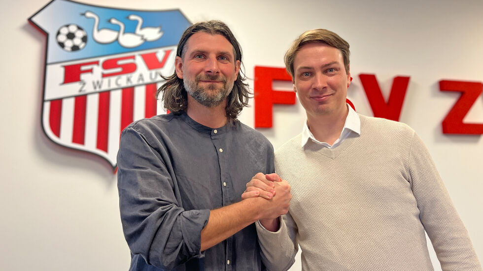 Robin Lenk (li.) und Geschäftsführer André Beuchold beim Handschlag. Robin Lenk (li.) und Geschäftsführer André Beuchold beim Handschlag.