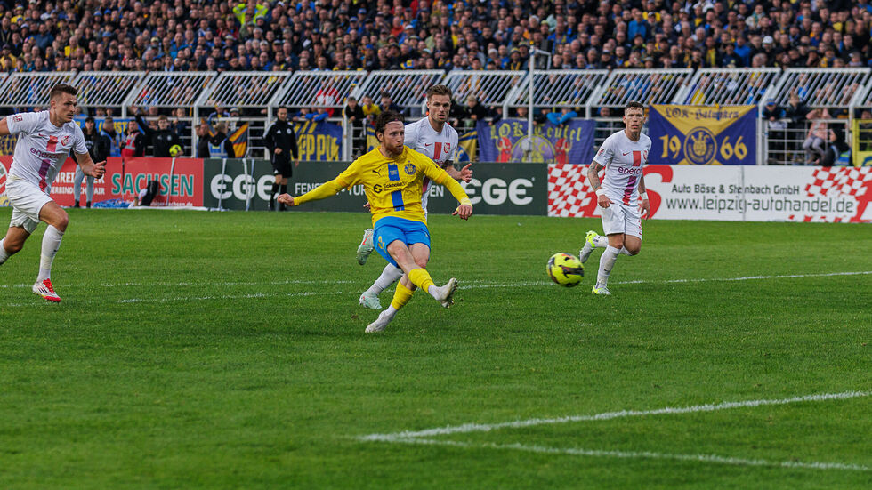 Lok Leipzig hat den Vertrag mit dem erst im Winter gekommenen Mittelfeldspieler Dorian Čevis (hier in Aktion gegen Havelse) bis 2026 verlängert. Lok Leipzig hat den Vertrag mit dem erst im Winter gekommenen Mittelfeldspieler Dorian Čevis (hier in Aktion gegen Havelse) bis 2026 verlängert.