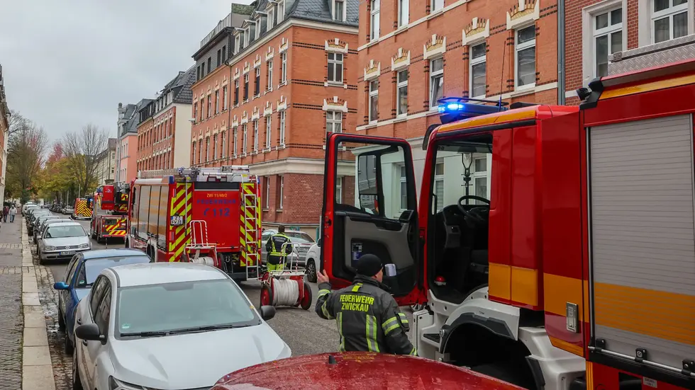 Die Feuerwehr rückte mit mehreren Löschfahrzeugen an. Die Feuerwehr rückte mit mehreren Löschfahrzeugen an.
