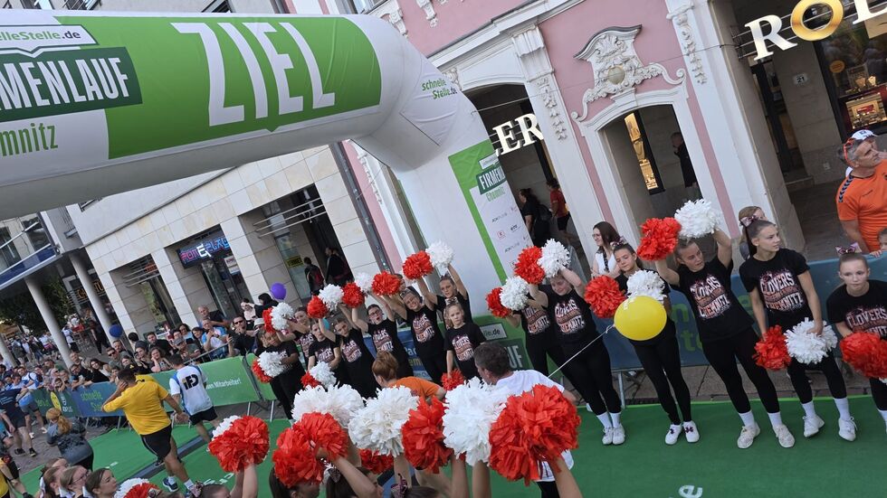 Bunt, lustig, sportlich. Die Teilnehmer des 20. Firmenlaufes sorgten für gute Stimmung.