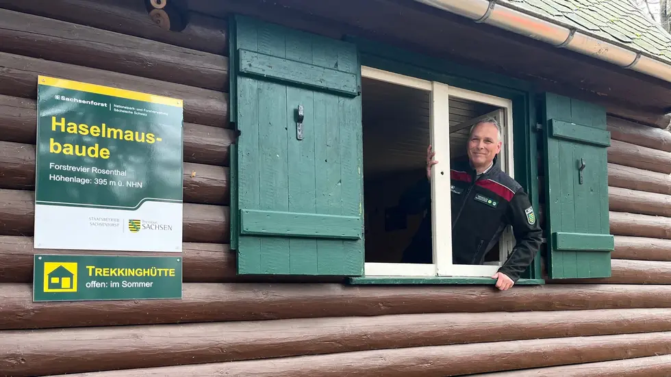 Sachsenforst-Revierleiter Uwe Borrmeister öffnete die Haselmaus-Bade am 1. April persönlich Sachsenforst-Revierleiter Uwe Borrmeister öffnete die Haselmaus-Bade am 1. April persönlich