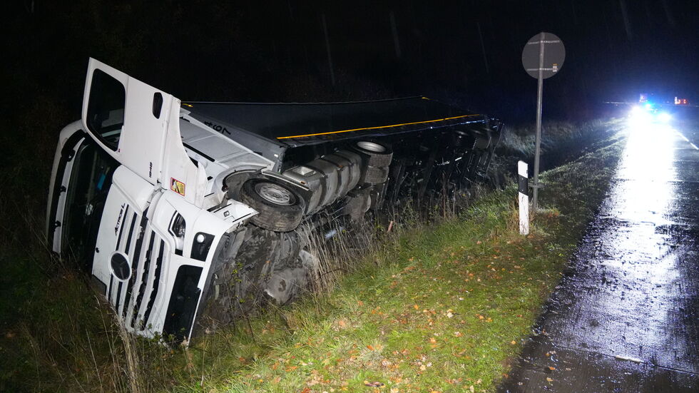 Der Laster kippte in den Seitengraben. Der Laster kippte in den Seitengraben.