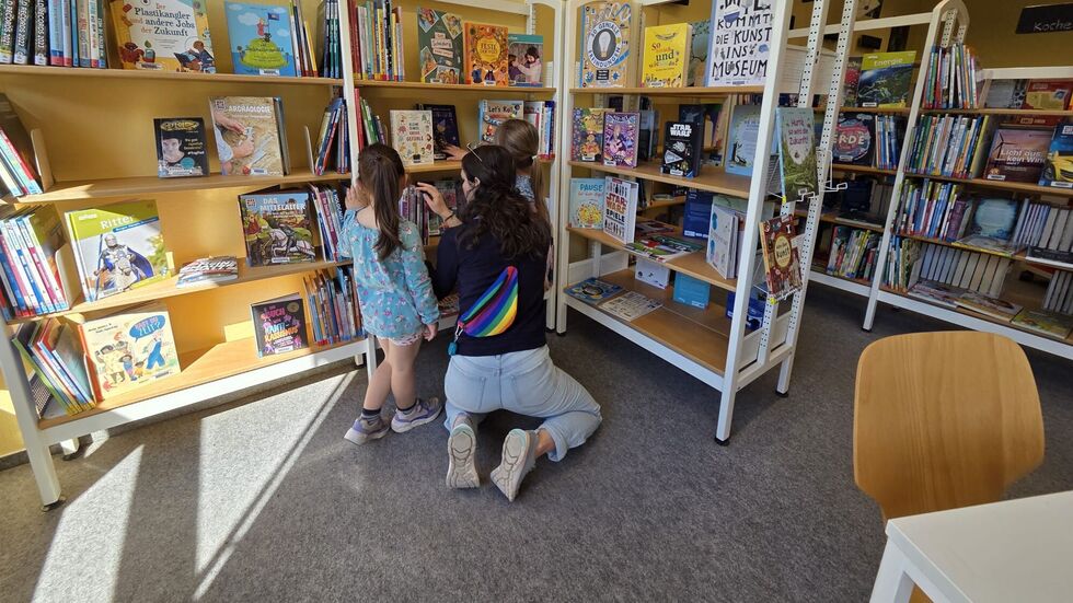 Der Kita-"Lesezirkel" ist quasi eine kleine Kindergarten-Bibliothek inmitten der Einrichtung. Der Kita-"Lesezirkel" ist quasi eine kleine Kindergarten-Bibliothek inmitten der Einrichtung.