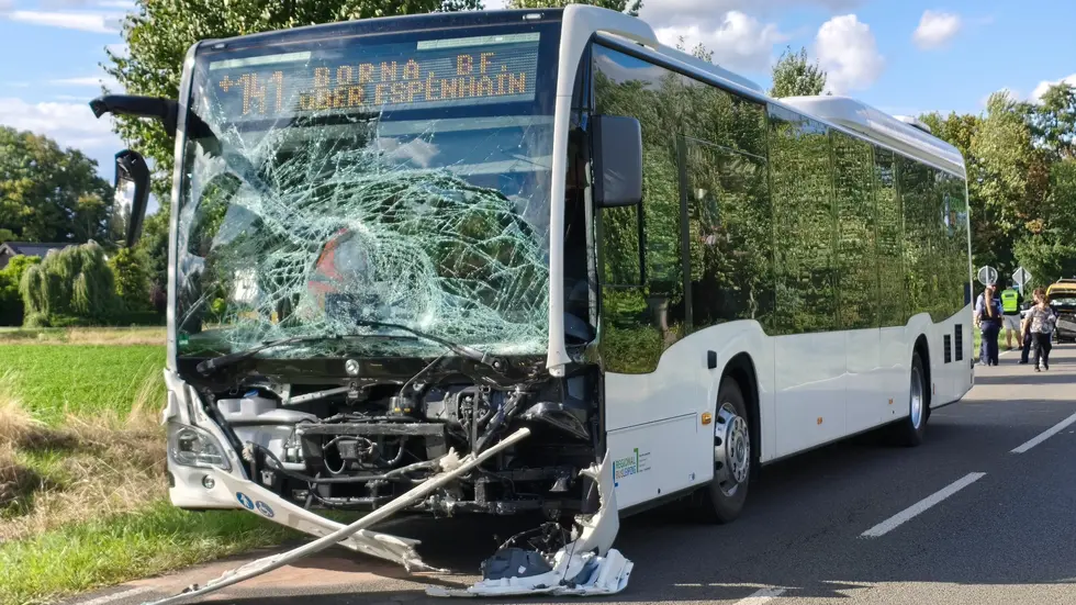 Der zerstörte Linienbus nach dem Unfall.