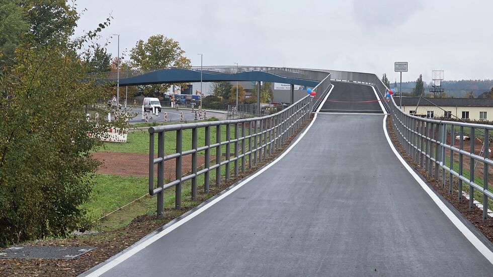 Der Weg ist frei, die 8-Millionen-Euro-Radbrücke über die Kalkstraße fertig.