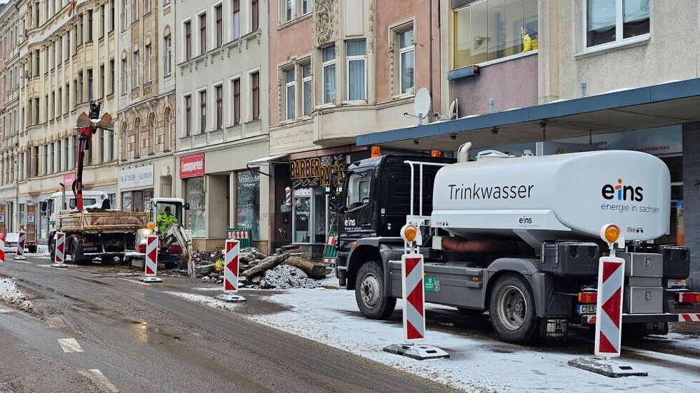 Im Hintergrund wird die Leitung gefixt. Für die Anwohner steht ein Trinkwassertanker zur Verfügung.