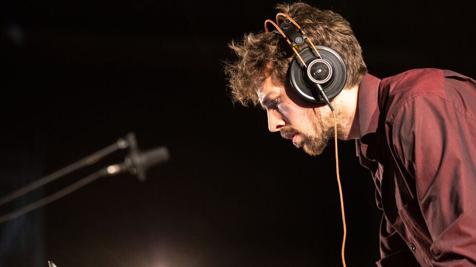 Gemeinsam mit dem Musiker, Komponisten und Sounddesigner Jonas Urbat begibt sich das Orchester unter der Leitung von GMD Benjamin Reiners auf eine klangliche Entdeckungsreise in die verborgenen Welten der Chemnitzer Industrie.