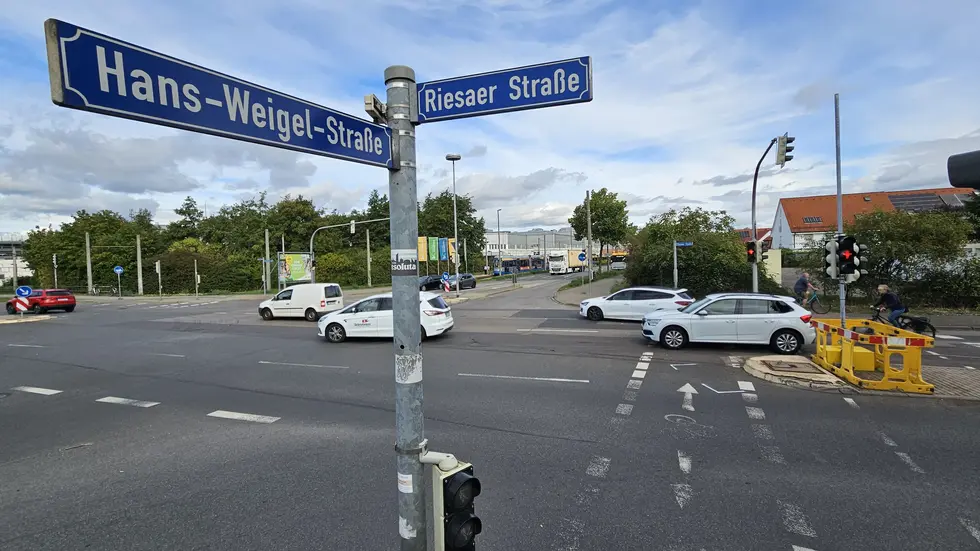 Die Unfallstelle wurde mit Absperrschildern gesichert.