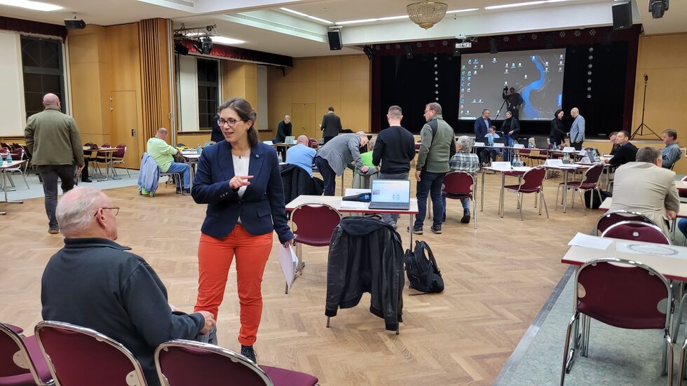 Die Nieskyer Oberbürgermeisterin im Gespräch mit einem Einwohner - gestern Abend vor der regulären Stadtratsitzung.