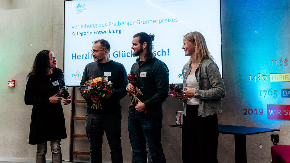 Über Online-Abstimmungen konnten die Freiberger ihr Lieblings-Geschäft auswählen: Gewinner der Kategorie "Entwicklung" sind Albrecht Holländer und Stefan Bornkampf mit dem Bergstadtatelier. 