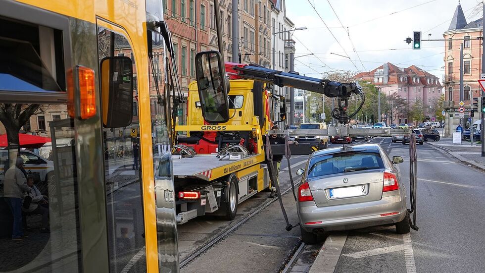 Mit einem Kran des Abschleppdienstes musste der Skoda aus dem Gleisbett gehoben werden