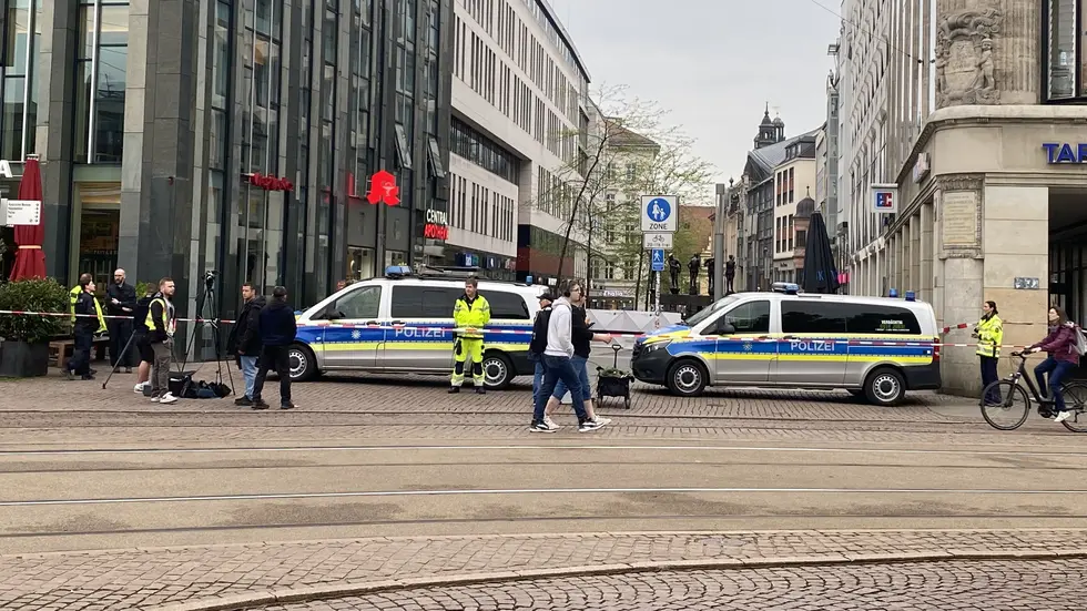 Tatort: Der Eingang zur Fußgängerzone der Grimmaischen Straße in Leipzig am Tag nach der schrecklichen Amokfahrt mit zwei Toten.