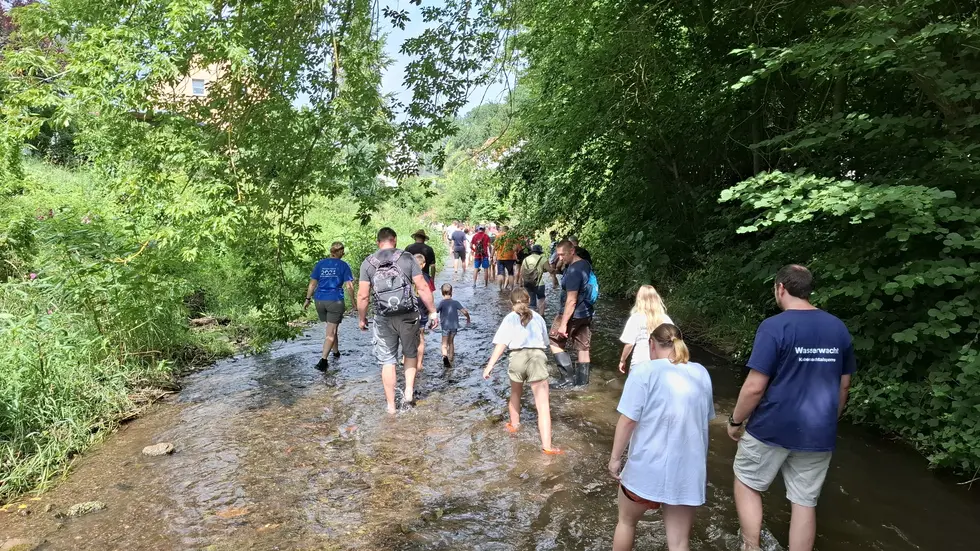 Am jährlichen Pleißelaufen beteiligen sich rund 100 Personen. Viele weitere schauen zu. Am jährlichen Pleißelaufen beteiligen sich rund 100 Personen. Viele weitere schauen zu.
