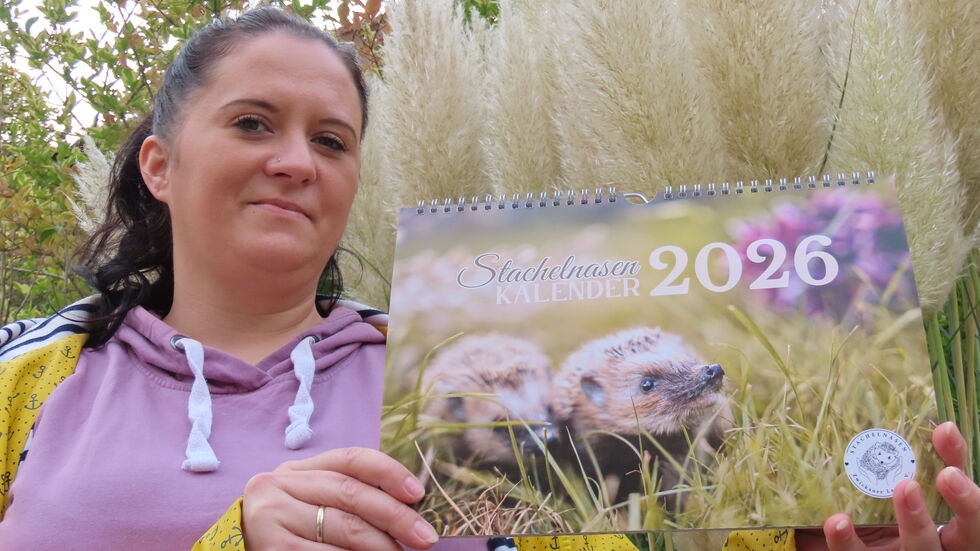Igel-Kalender des Stachelnasen Zwickauer Land e.V. - im Bild Kristin Trodler mit der aktuellen Ausgabe
