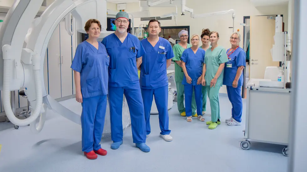Oberarzt Dr. Richard Dirsch implantiert im neuen Kerzkatheterlabor einen Herzschrittmacher. Oberarzt Dr. Richard Dirsch implantiert im neuen Kerzkatheterlabor einen Herzschrittmacher.