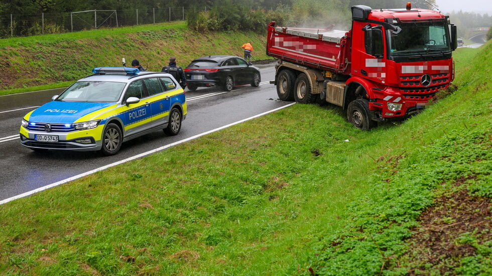 Wieso der LKW-Fahrer die Kontrolle verlor, ist noch unklar.