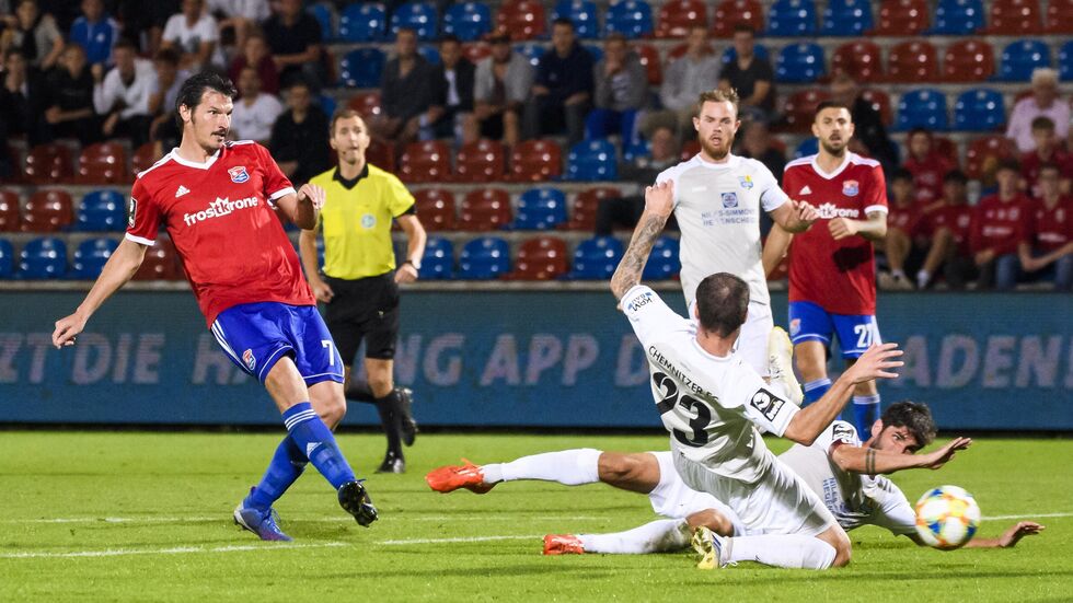 Dominik Stroh-Engel trifft zum zweischenzeitlichen 2:0 für die Hachinger.