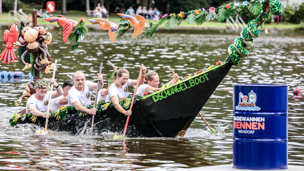 Da bleibt kein Auge trocken! Das Bootsrennen ist jedes Jahr ein Riesenspaß für tausende Besucher Da bleibt kein Auge trocken! Das Bootsrennen ist jedes Jahr ein Riesenspaß für tausende Besucher