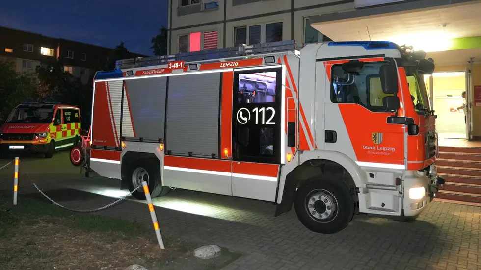 Rettungskräfte vor dem Haus, in dem es brannte. Rettungskräfte vor dem Haus, in dem es brannte.