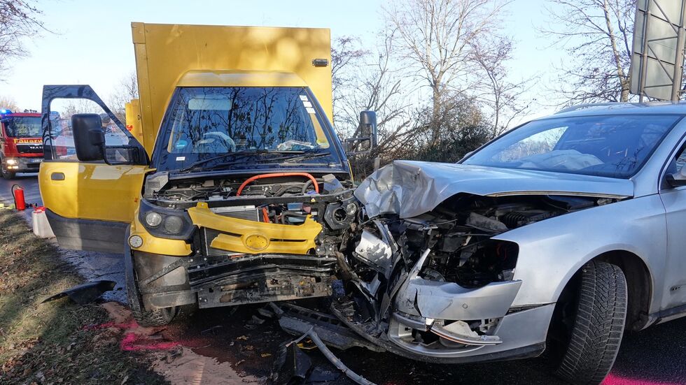 Beide Fahrer wurden verletzt ins Krankenhaus gebracht