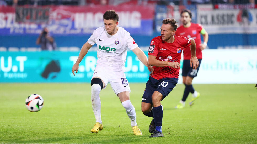 Hachings Simon Skarlatidis im Zweikampf mit Aues Linus Rosenlöcher  Hachings Simon Skarlatidis im Zweikampf mit Aues Linus Rosenlöcher