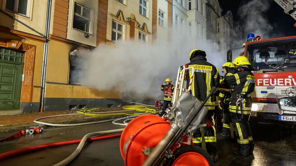 Die Einsatzkräfte mussten insgesamt sieben Menschen in Sicherheit bringen.
