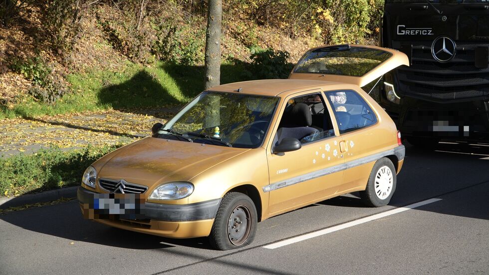 Zeitgleich bzw. kurz vorher blieb ein Auto auf der rechten Fahrspur mit einer Reifenpanne liegen.