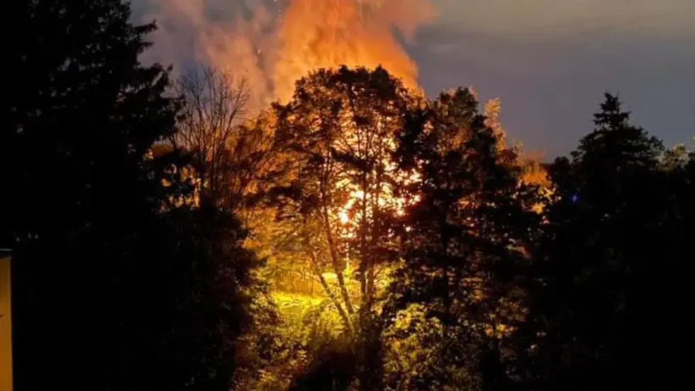 Die Flammen waren weithin sichtbar. Die Flammen waren weithin sichtbar.