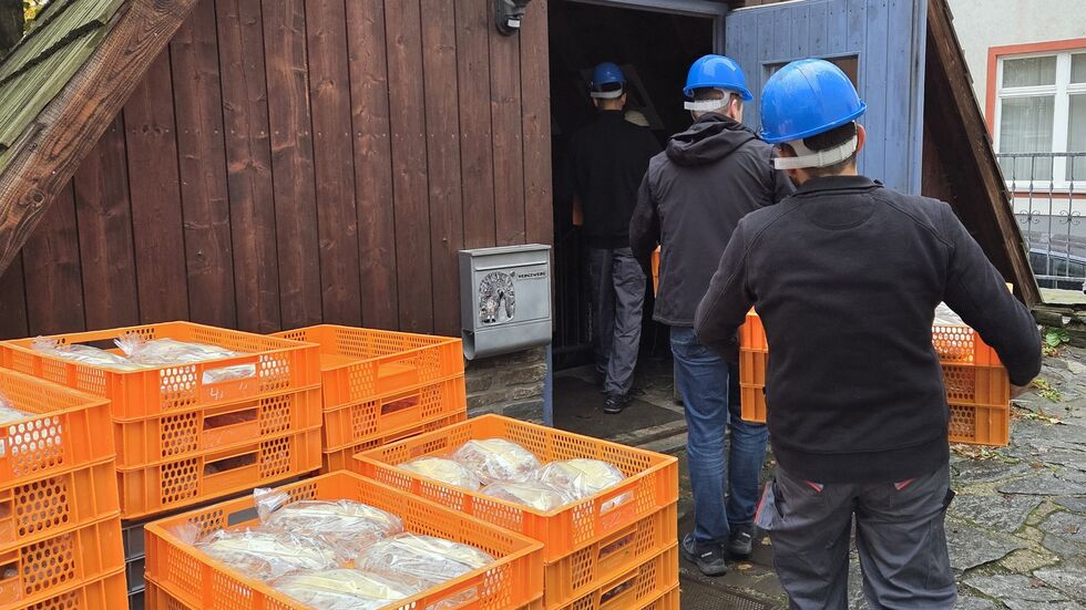 Mit jeweils zwei Kisten geht es an den Abstieg.