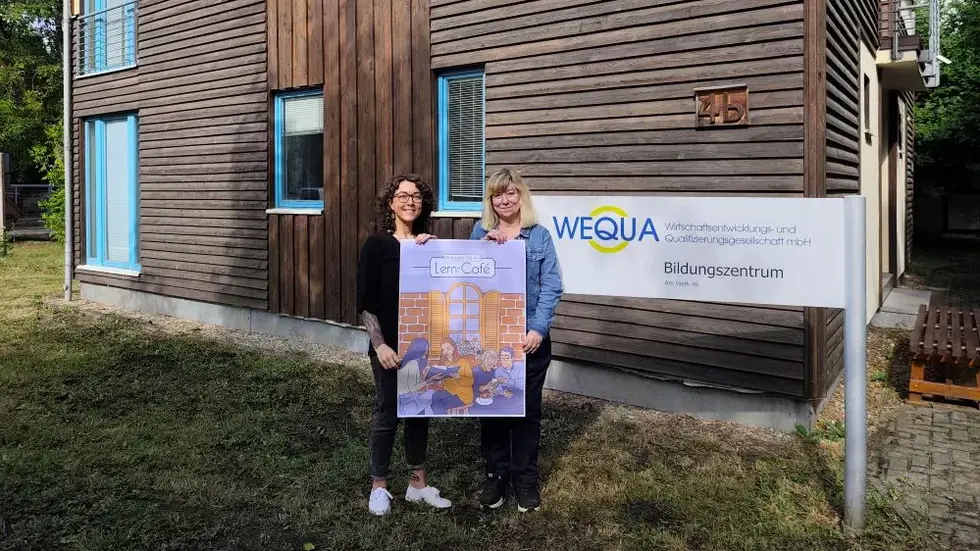 Dr. Cindy Hader, Projektleiterin Grundbildungszentrum (li.) und Katrin Müller, Bildungskoordinatorin bei der WEQUA Dr. Cindy Hader, Projektleiterin Grundbildungszentrum (li.) und Katrin Müller, Bildungskoordinatorin bei der WEQUA