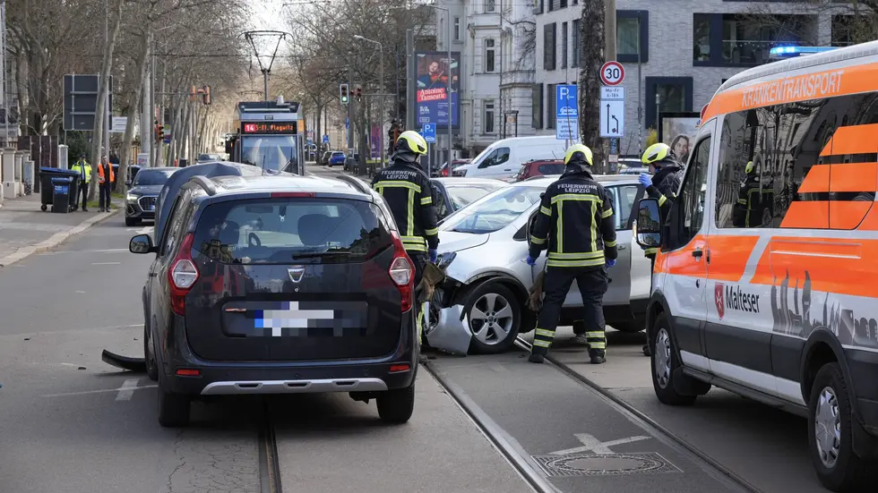 Die Unfallstelle am Dienstagmittag auf der Karl-Heine-Straße, Ecke Erich-Zeigner-Allee.