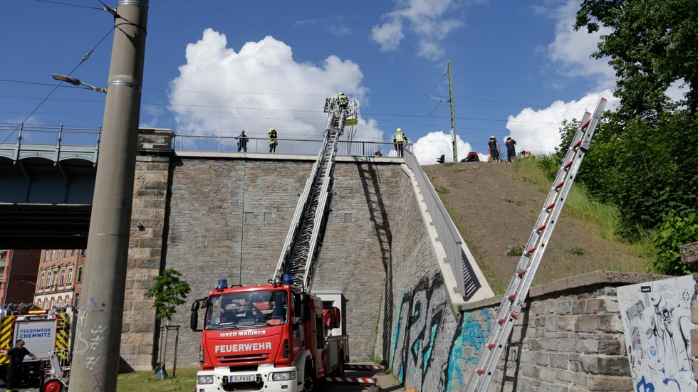 Die Feuerwehr holte den schwer verletzten Mann mit einer Drehleiter von der Brücke.