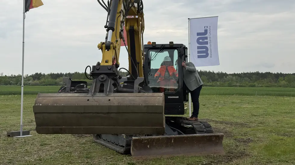 Infrastrukturministerin Regina Kraushaar (im Bagger) hat das Startsignal für die Modernisierung der Fernleitung »Innerer Ring« gegeben. Infrastrukturministerin Regina Kraushaar (im Bagger) hat das Startsignal für die Modernisierung der Fernleitung »Innerer Ring« gegeben.